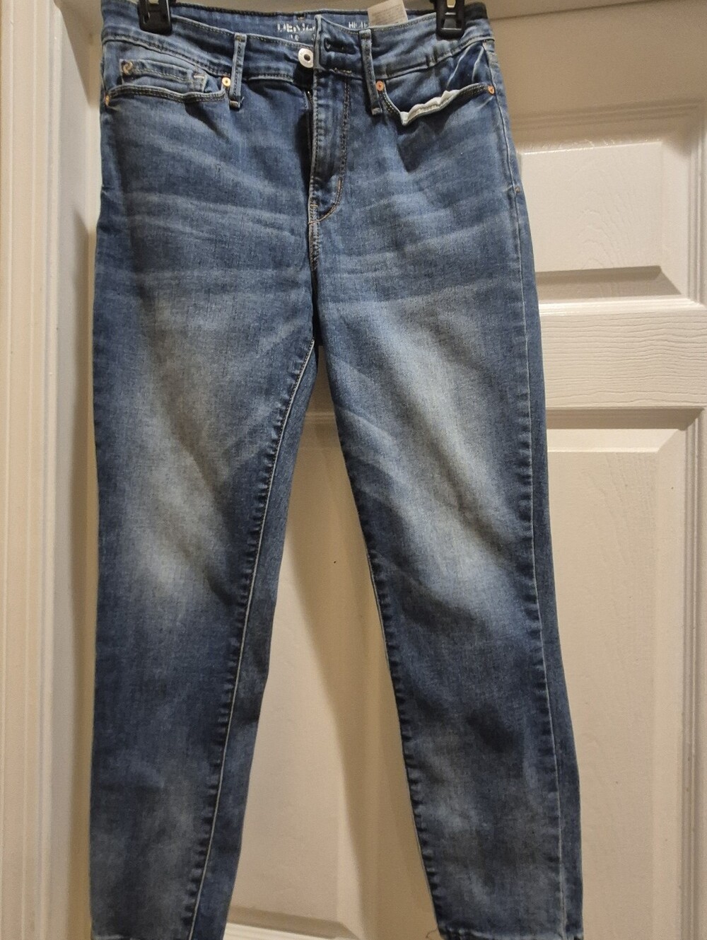 Women's Denizen high-waisted skinny blue jeans with a relaxed fit size 4.